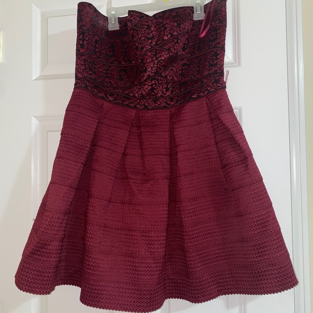 BURGUNDY STRAPLESS DRESS